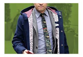 Comment porter une cravate camouflage vert foncé: Essaie d'associer un duffel-coat bleu marine avec une cravate camouflage vert foncé pour un look pointu et élégant.