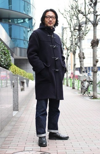Un jean à porter avec des bottes de loisirs noires: Choisis un duffel-coat bleu marine et un jean pour aller au bureau. Assortis ce look avec une paire de bottes de loisirs noires.