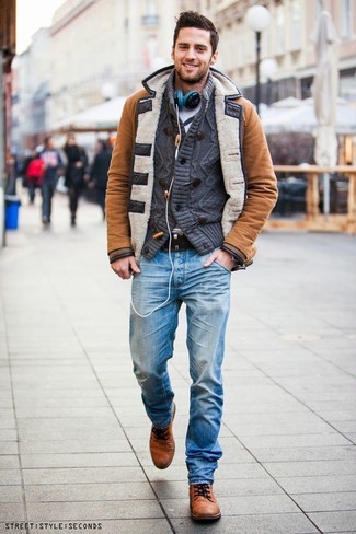 Comment porter un duffel-coat tabac: Pense à associer un duffel-coat tabac avec un jean bleu clair pour un look idéal au travail. Une paire de chaussures derby en cuir marron clair rendra élégant même le plus décontracté des looks.