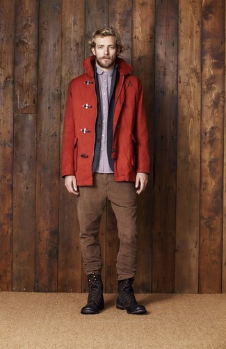 Comment porter un jean tabac: Associe un duffel-coat rouge avec un jean tabac pour achever un look habillé mais pas trop. Cette tenue est parfait avec une paire de bottes de loisirs en cuir marron foncé.