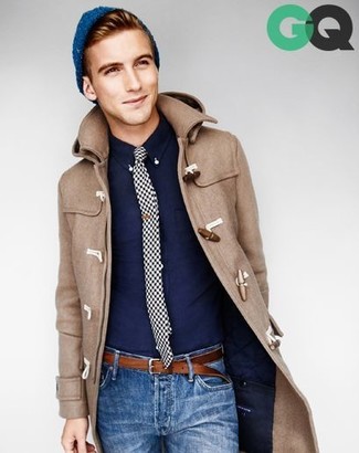 Comment porter un duffel-coat: Associe un duffel-coat avec un jean bleu pour achever un look habillé mais pas trop.
