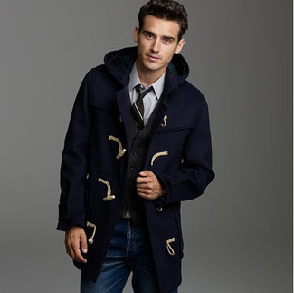 Comment porter un duffel-coat bleu marine: Choisis un duffel-coat bleu marine et un jean bleu pour un look idéal au travail.