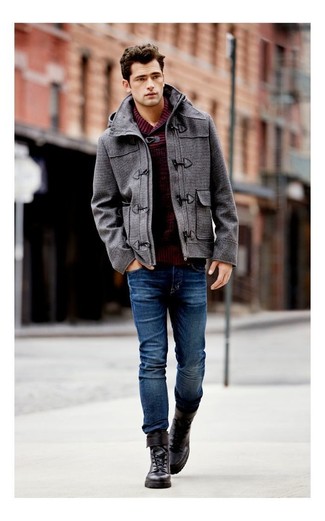 Comment porter un duffel-coat quand il fait frais: Pense à marier un duffel-coat avec un jean bleu pour créer un look chic et décontracté. Cet ensemble est parfait avec une paire de bottes de loisirs en cuir marron foncé.