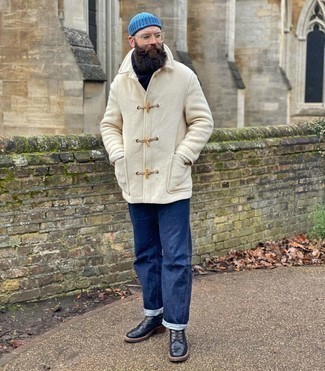 Comment s'habiller en hiver: Opte pour un duffel-coat beige avec un jean bleu marine si tu recherches un look stylé et soigné. Une paire de bottes de loisirs en cuir noires s'intégrera de manière fluide à une grande variété de tenues. Un look super beau pour bien démarrer la saison.