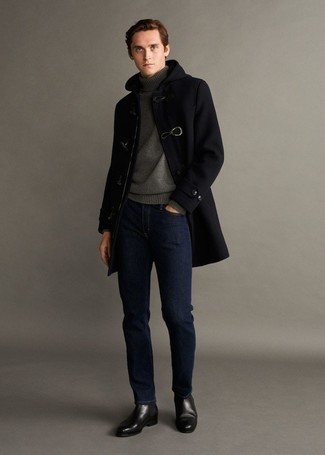 Comment porter un duffel-coat noir: Marie un duffel-coat noir avec un jean bleu marine pour créer un look chic et décontracté. Fais d'une paire de bottines chelsea en cuir noires ton choix de souliers pour afficher ton expertise vestimentaire.