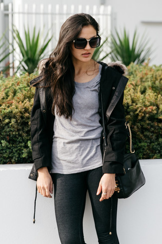 Comment porter un duffel-coat: Associe un duffel-coat avec des leggings noirs pour créer un look génial et idéal le week-end.