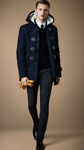 Comment porter un duffel-coat bleu marine: Essaie de marier un duffel-coat bleu marine avec un pantalon de costume noir pour une silhouette classique et raffinée. Une paire de chaussures derby en cuir noires est une option génial pour complèter cette tenue.