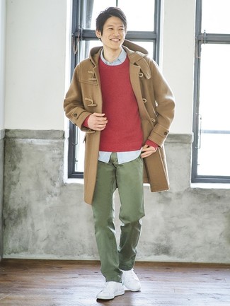 Tenue: Duffel-coat marron clair, Pull à col rond rouge, Chemise à manches longues bleu clair, Pantalon chino vert