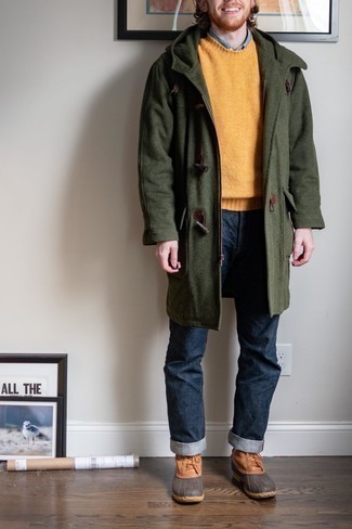 Comment porter des bottes d'hiver beiges: Associe un duffel-coat olive avec un jean bleu marine pour un look idéal au travail. Si tu veux éviter un look trop formel, assortis cette tenue avec une paire de bottes d'hiver beiges.