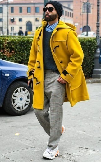 Comment porter un duffel-coat moutarde: Pense à associer un duffel-coat moutarde avec un pantalon chino écossais gris pour un look idéal au travail. Jouez la carte décontractée pour les chaussures et opte pour une paire de chaussures de sport blanches.