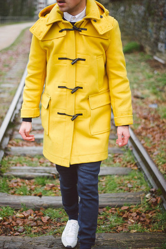 Comment porter un duffel-coat moutarde: Pour une tenue de tous les jours pleine de caractère et de personnalité harmonise un duffel-coat moutarde avec un pantalon de jogging bleu marine. Cette tenue est parfait avec une paire de baskets basses blanches.