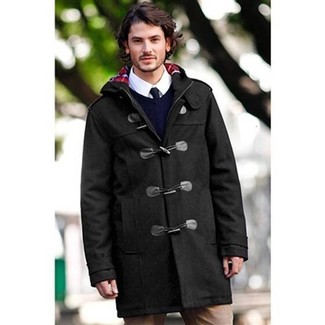 Comment porter un duffel-coat: Harmonise un duffel-coat avec un pantalon chino marron clair pour un look idéal au travail.