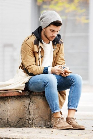 Comment porter un jean bleu clair quand il fait frais à 30 ans: Harmonise un duffel-coat marron clair avec un jean bleu clair pour créer un look chic et décontracté. Une paire de bottines chukka en daim marron clair est une option judicieux pour complèter cette tenue.