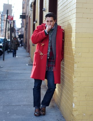 Comment porter un manteau bordeaux: Choisis un manteau bordeaux et un jean bleu marine pour un look idéal au travail. Jouez la carte classique pour les chaussures et opte pour une paire de slippers en cuir marron.