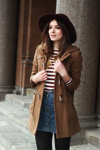 Comment porter un chapeau en laine bordeaux: Pense à marier un duffel-coat marron avec un chapeau en laine bordeaux pour une impression décontractée.
