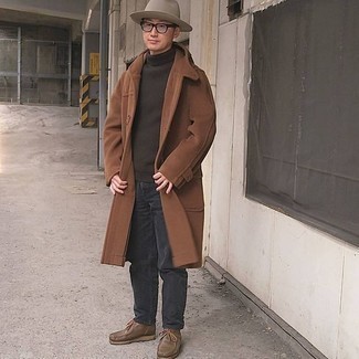 Tenue: Duffel-coat marron, Pull à col roulé en laine marron foncé, Jean gris foncé, Bottines chukka en cuir marron