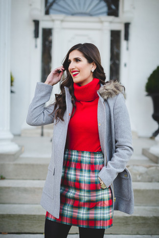 Comment porter un duffel-coat gris: Porte un duffel-coat gris et une minijupe écossaise rouge pour une impression décontractée.