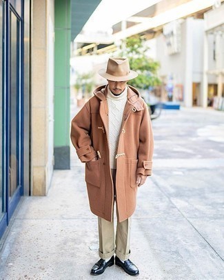 Comment porter un chapeau: Essaie d'harmoniser un duffel-coat marron clair avec un chapeau pour une tenue relax mais stylée. Jouez la carte classique pour les chaussures et choisis une paire de slippers en cuir bleu marine.