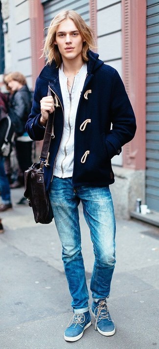 Comment porter un duffel-coat à l'adolescence: Pense à porter un duffel-coat et un jean bleu si tu recherches un look stylé et soigné. Une paire de bottines chukka en daim bleues est une option avisé pour complèter cette tenue.