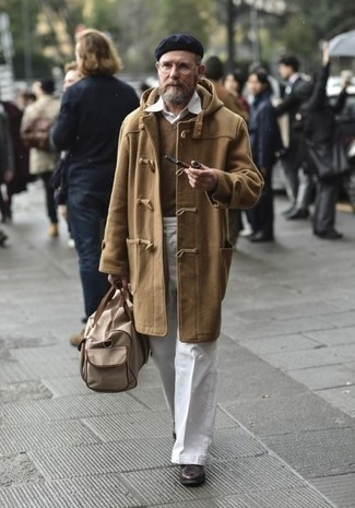 Comment porter un duffel-coat beige: Porte un duffel-coat beige et un pantalon chino blanc pour aller au bureau. Opte pour une paire de bottines chelsea en cuir marron foncé pour afficher ton expertise vestimentaire.