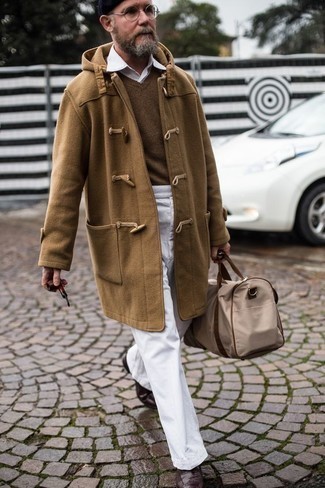 Comment porter un duffel-coat marron clair: Harmonise un duffel-coat marron clair avec un pantalon chino blanc si tu recherches un look stylé et soigné. Termine ce look avec une paire de bottes brogue en cuir marron foncé.