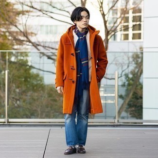 Comment porter un duffel-coat: Marie un duffel-coat avec un jean bleu pour aller au bureau. Une paire de slippers en cuir marron foncé est une façon simple d'améliorer ton look.