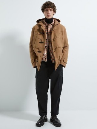 Tenue: Duffel-coat marron clair, Veste-chemise à carreaux multicolore, Pull à col roulé noir, Pantalon cargo noir