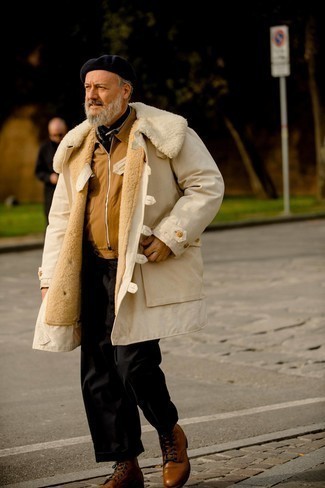 Comment porter un duffel-coat marron clair: Pense à harmoniser un duffel-coat marron clair avec un pantalon chino noir pour un look idéal au travail. Complète ce look avec une paire de bottes de loisirs en cuir marron.