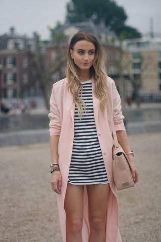 Comment porter un cache-poussière pour un style chic decontractés quand il fait chaud