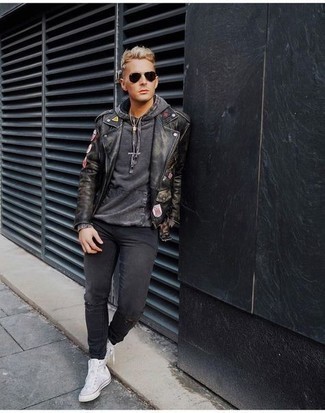 Comment porter une veste brodée quand il fait frais