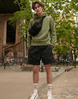 Comment porter un sac banane pour un style decontractés