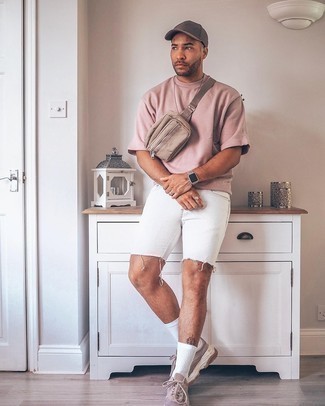 Comment porter un sac banane pour un style relax
