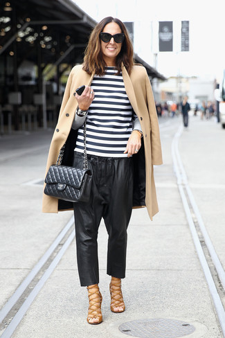 Comment porter des sandales plates quand il fait froid