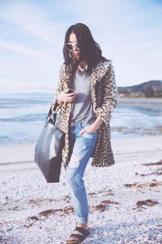 Comment porter des sandales plates quand il fait froid