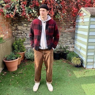 Comment porter un cardigan en polaire au printemps