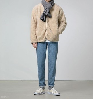 Comment porter un cardigan en polaire au printemps