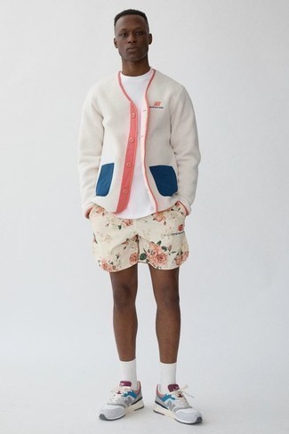 Comment porter un cardigan en polaire au printemps