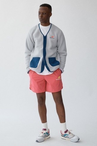 Comment porter un cardigan en polaire au printemps