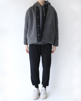 Comment porter un cardigan en polaire au printemps