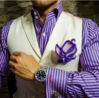 Comment porter une pochette de costume violette: Harmonise un gilet beige avec une pochette de costume violette pour une tenue confortable aussi composée avec goût.