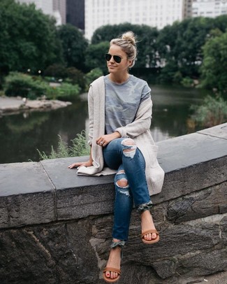 Comment s'habiller pour un style relax: Essaie d'associer un gilet beige avec un jean skinny déchiré bleu marine pour une tenue relax mais stylée. Une paire de des sandales plates en cuir marron est une option avisé pour complèter cette tenue.