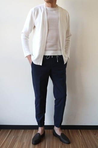 Comment porter un cardigan blanc: Opte pour un cardigan blanc avec un pantalon chino bleu marine pour obtenir un look relax mais stylé. Habille ta tenue avec une paire de slippers en cuir noirs.
