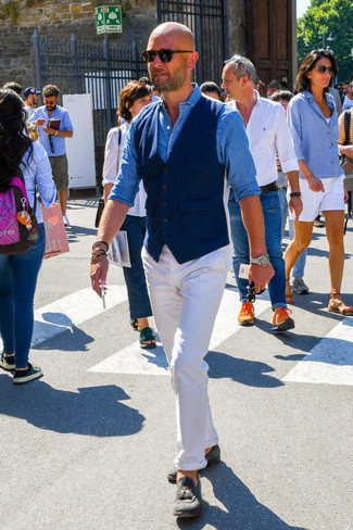 Comment porter un gilet bleu en été à 30 ans: Pense à associer un gilet bleu avec un pantalon chino blanc pour un look classique et élégant. Une paire de mocassins à pampilles en daim gris foncé s'intégrera de manière fluide à une grande variété de tenues. En été ce look est un must have.