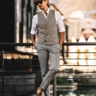 Des slippers à porter avec un gilet marron clair après 40 ans: Porte un gilet marron clair et un pantalon chino gris pour créer un look chic et décontracté. Une paire de slippers est une option parfait pour complèter cette tenue.