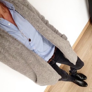 Comment porter un gilet gris: Harmonise un gilet gris avec un jean skinny noir pour obtenir un look relax mais stylé. Une paire de bottines en cuir noires est une option parfait pour complèter cette tenue.
