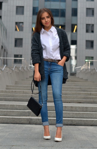 Comment porter un cardigan en tricot gris: Essaie d'associer un cardigan en tricot gris avec un jean skinny bleu pour une tenue idéale le week-end. Une paire de escarpins en cuir blancs est une option génial pour complèter cette tenue.