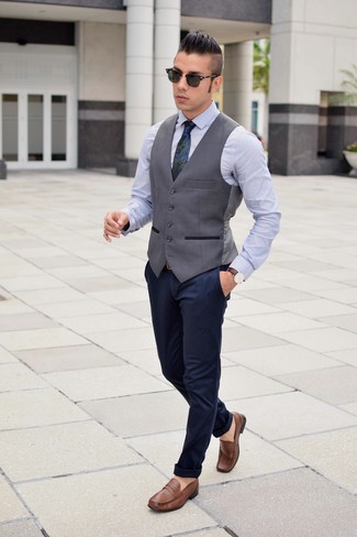Comment porter une cravate camouflage bleu marine: Pense à opter pour un gilet gris foncé et une cravate camouflage bleu marine pour une silhouette classique et raffinée. Si tu veux éviter un look trop formel, assortis cette tenue avec une paire de slippers en cuir marron.