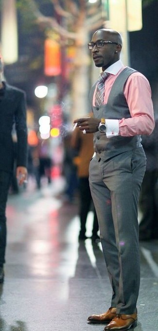 Tenue: Gilet à rayures verticales gris, Chemise de ville rose, Pantalon de costume à rayures verticales gris, Chaussures derby en cuir marron