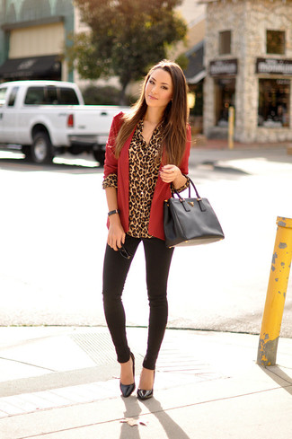 Tenue: Gilet rouge, Chemise de ville imprimée léopard marron clair, Pantalon slim noir, Escarpins en cuir noirs