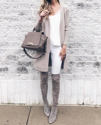 Comment porter un débardeur en satin blanc: Choisis un débardeur en satin blanc et un jean skinny blanc pour un look idéal le week-end. Une paire de cuissardes en daim grises est une façon simple d'améliorer ton look.